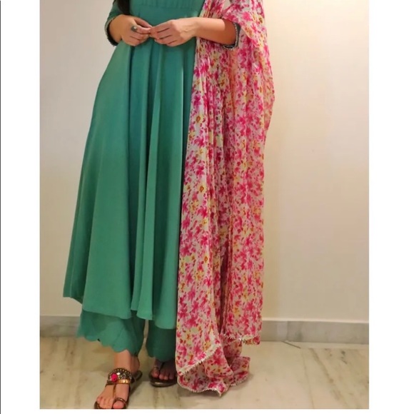 Green salwar with floral dupatta - Picture 4 of 6